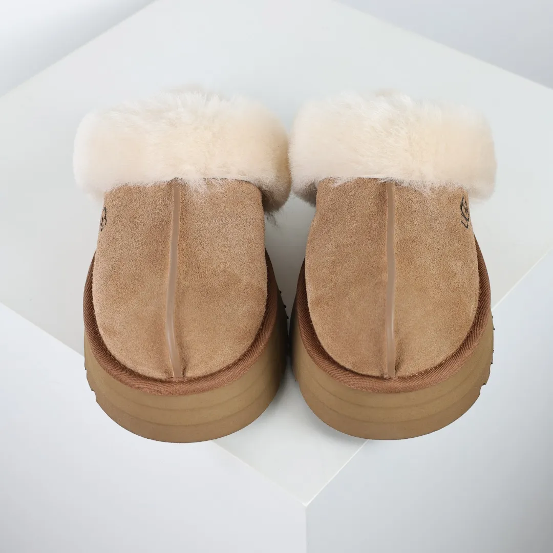 Pick up locally 💰520 Core recommendation with good price In recent years, uug has launched a series of styles, which are partially geared towards the preferences of young consumers and have also moved to the forefront of fashion trends. Shoe body material: water-repellent coated suede upper, 17mm UGGPURE™ implanted wool insole, lightweight non-slip and comfortable rubber outsole, with brand LOGO and trademark, with full packaging Size: 35 36 37 38 39 40